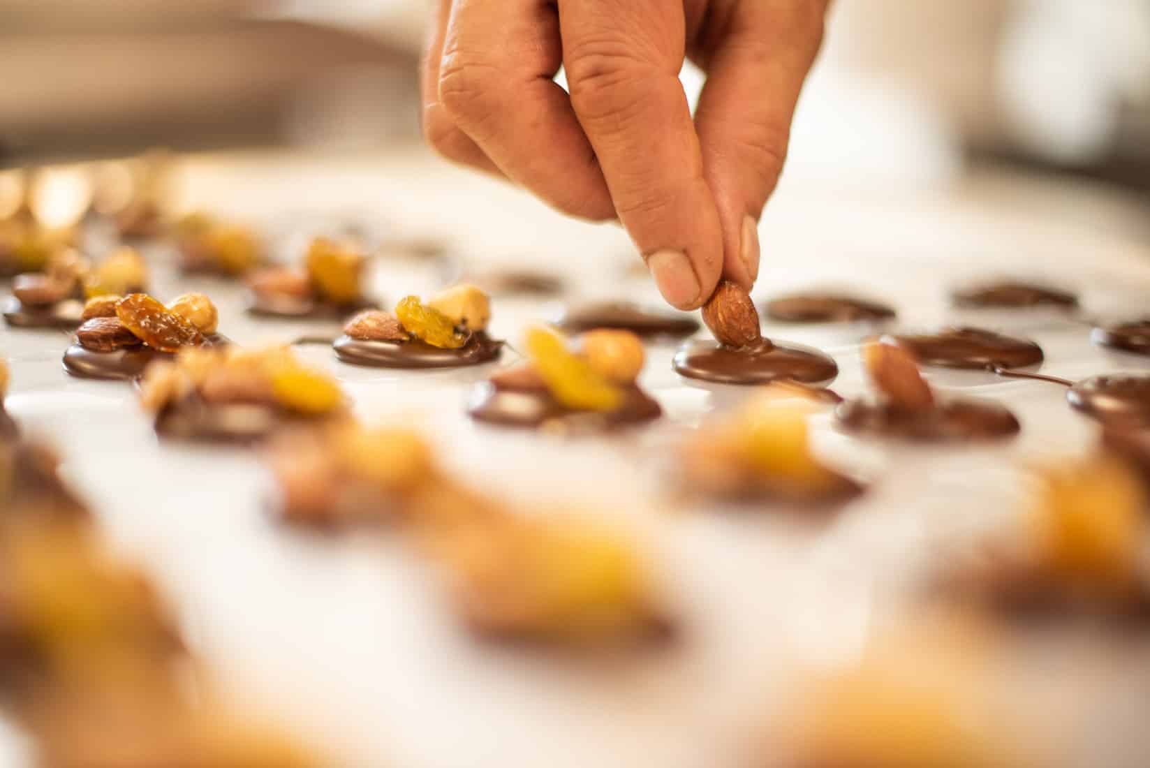 Slide-chocolat-la-route-du-cacao-chocolaterie-pineau artisanale-amande-main-delicat-fruit